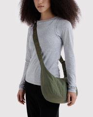 Baggu Nylon Torba preko tijela - Caper - na modelu