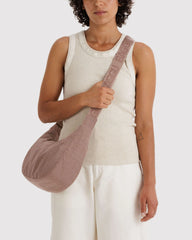Baggu Nylon Torba preko tijela - Toasted Almond - na modelu