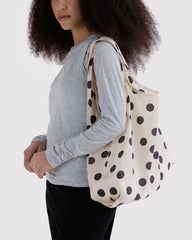 Baggu Torba za dućan - Cream Polka Dot - u ruci modela