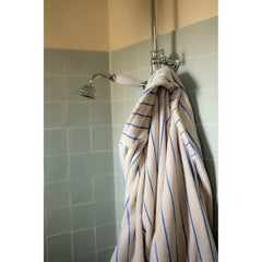 Bongusta Pamučni Kućni ogrtač - Moonbeam & Ultramarine- u ambijentu u kupaoni