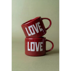 Sisi Šalice Love na stolu