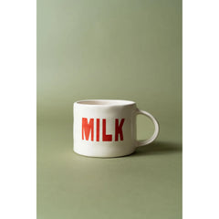 Sisi Šalica Milk u ambijentu