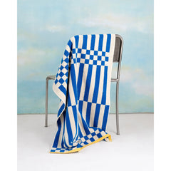 Tarta Gelatina Ručnik Blue prebačen preko stolice u ambijentu