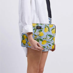 Wouf Etui za laptop Capri 13" i 14'' u ruci modela