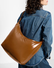 Wouf Hobo torba Sienna - u ruci modela