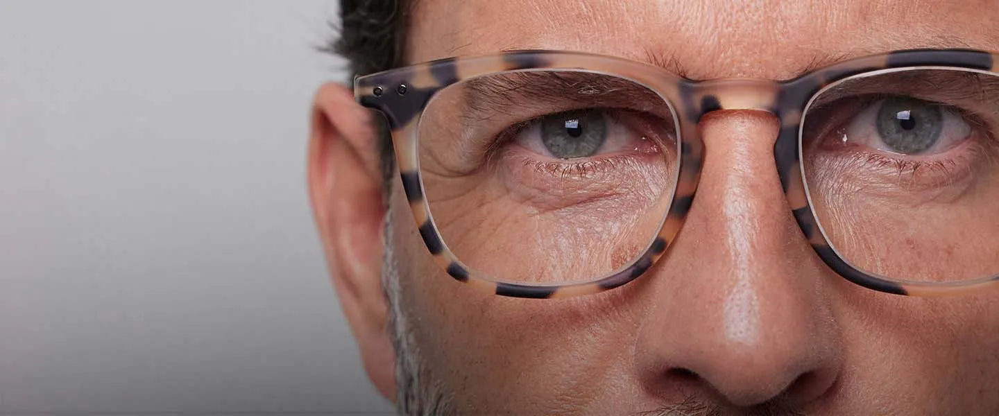 Izipizi dioptrijske naočale na modelu