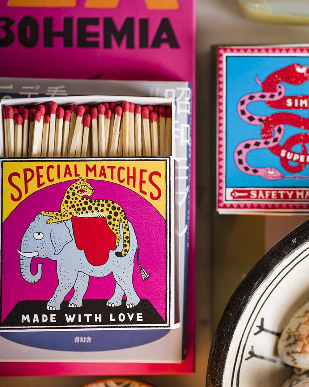 Kutija šibica Elephant and Cheetah uz svijeće i posuđe