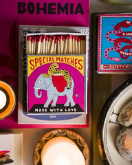 Kutija šibica Elephant and Cheetah uz upaljenu svijeću