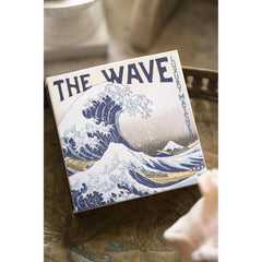 Archivist šibice Hokusai Wave na stolu