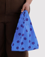 Baggu Baby torba za dućan - Blue Polka Dot - u ruci modela