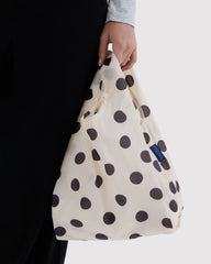 Baggu Baby torba za dućan - Cream Polka Dot - u ruci modela