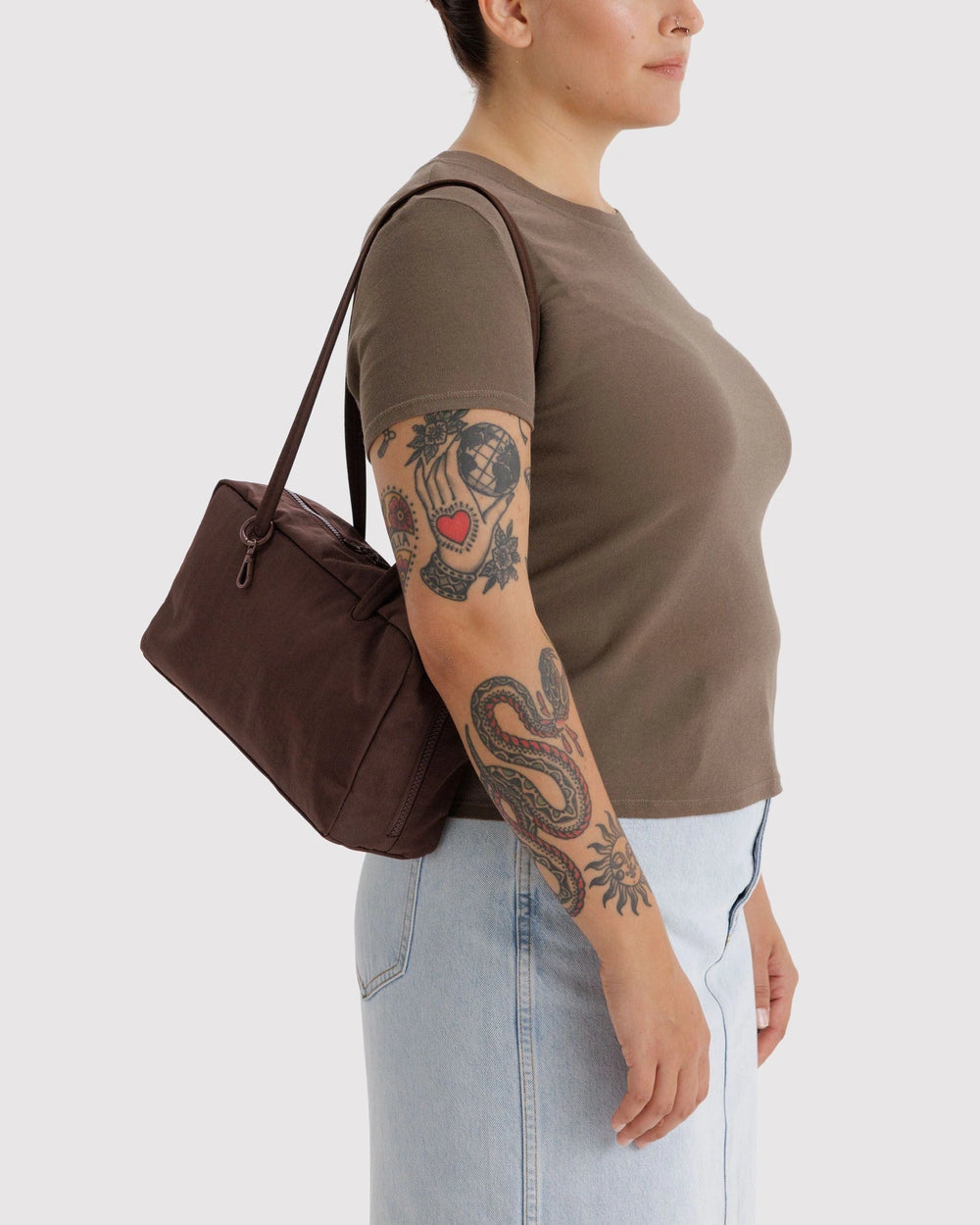 Baggu Nylon Bowler Torba - Coffee - na modelu