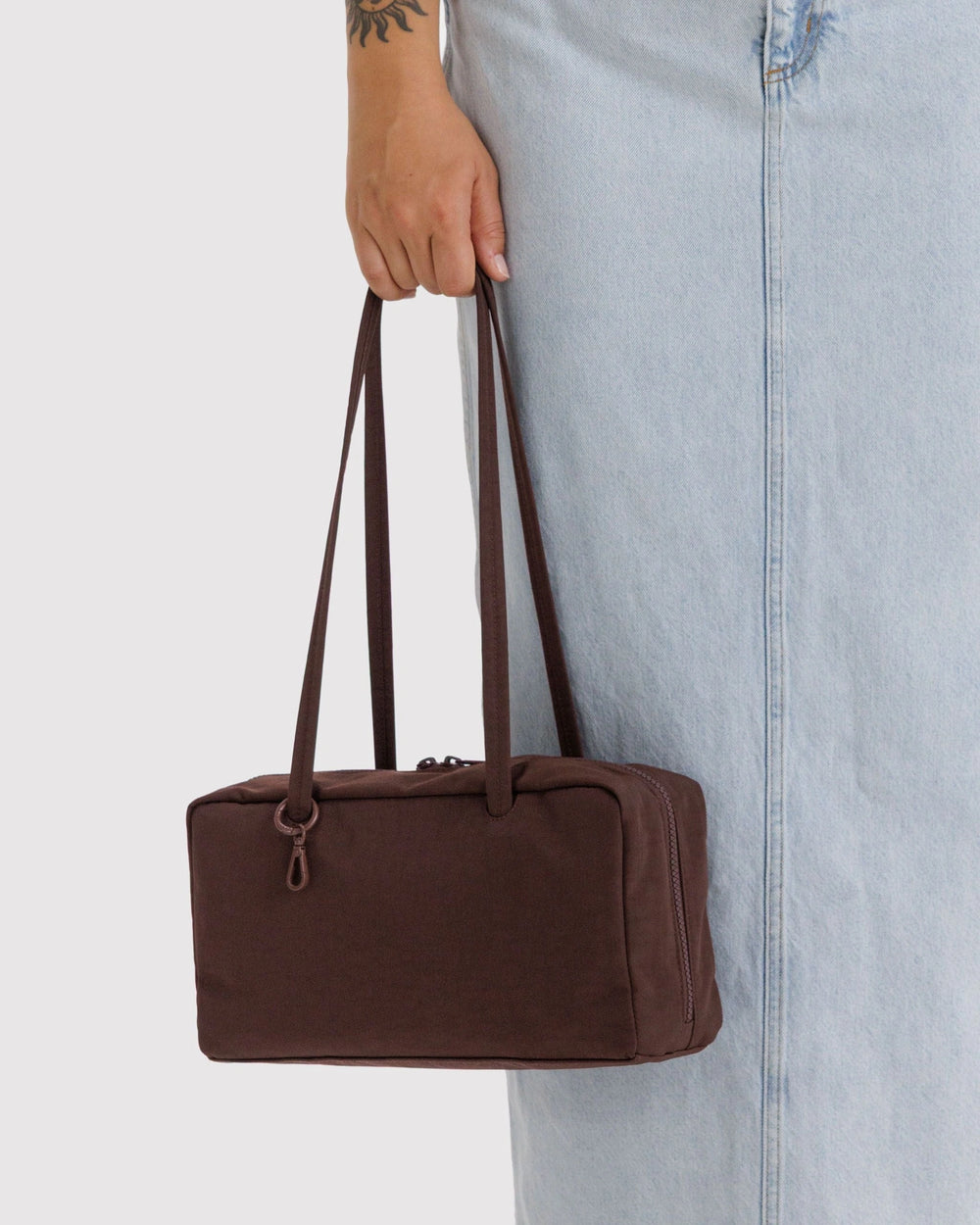 Baggu Nylon Bowler Torba - Coffee - u ruci modela