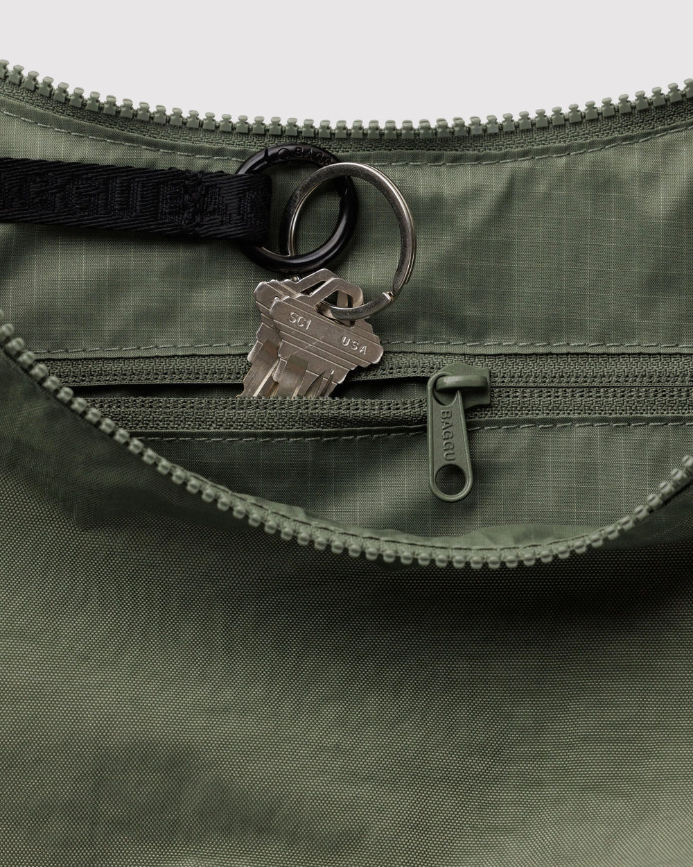 Baggu Nylon Torba preko tijela - Caper - detalj
