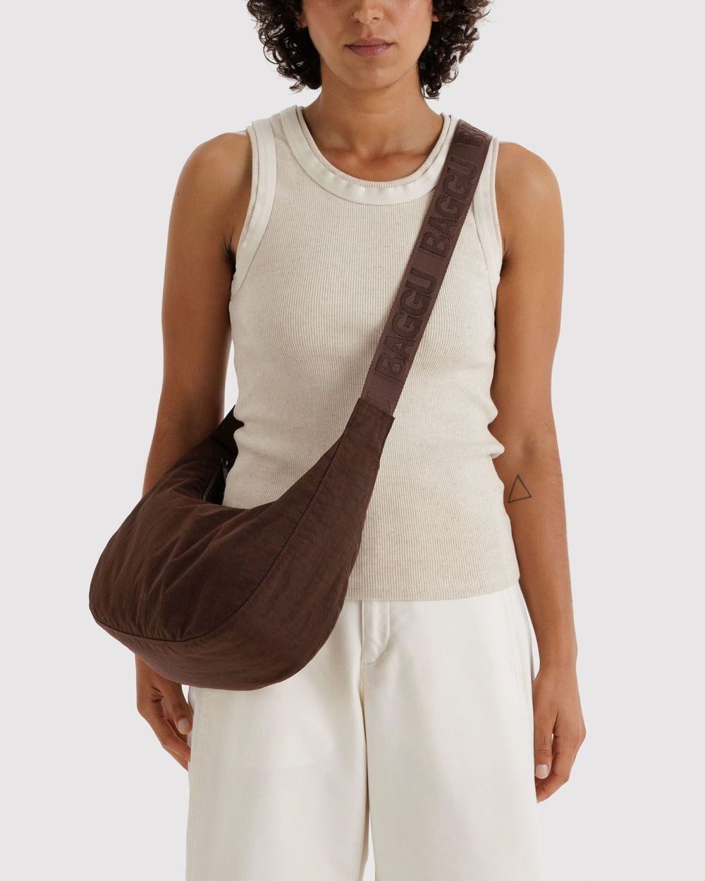 Baggu Nylon Torba preko tijela - Coffee - na modelu