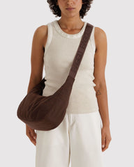 Baggu Nylon Torba preko tijela - Coffee - na modelu