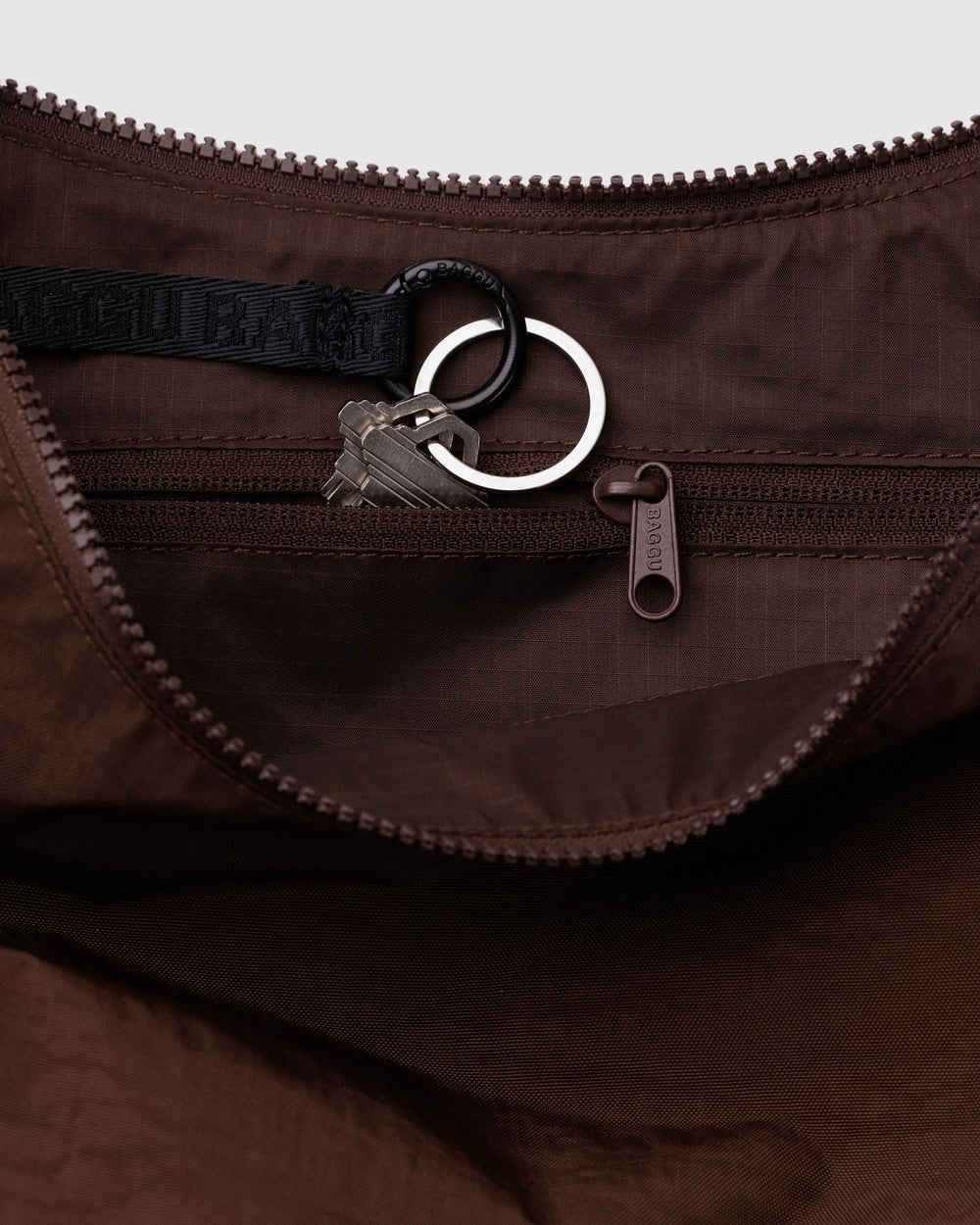 Baggu Nylon Torba preko tijela - Coffee - detalj