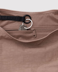 Baggu Nylon Torba preko tijela - Toasted Almond - detalj