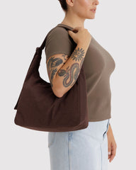 Baggu Nylon Velika Torba - Coffee - na modelu