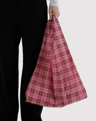 Baggu Torba za dućan - Azalea Pink Tartan - u ruci modela