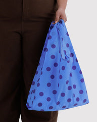 Baggu Torba za dućan - Blue Polka Dot - u ruci modela