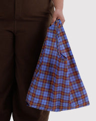 Baggu Torba za dućan - Blue Tartan - u ruci modela