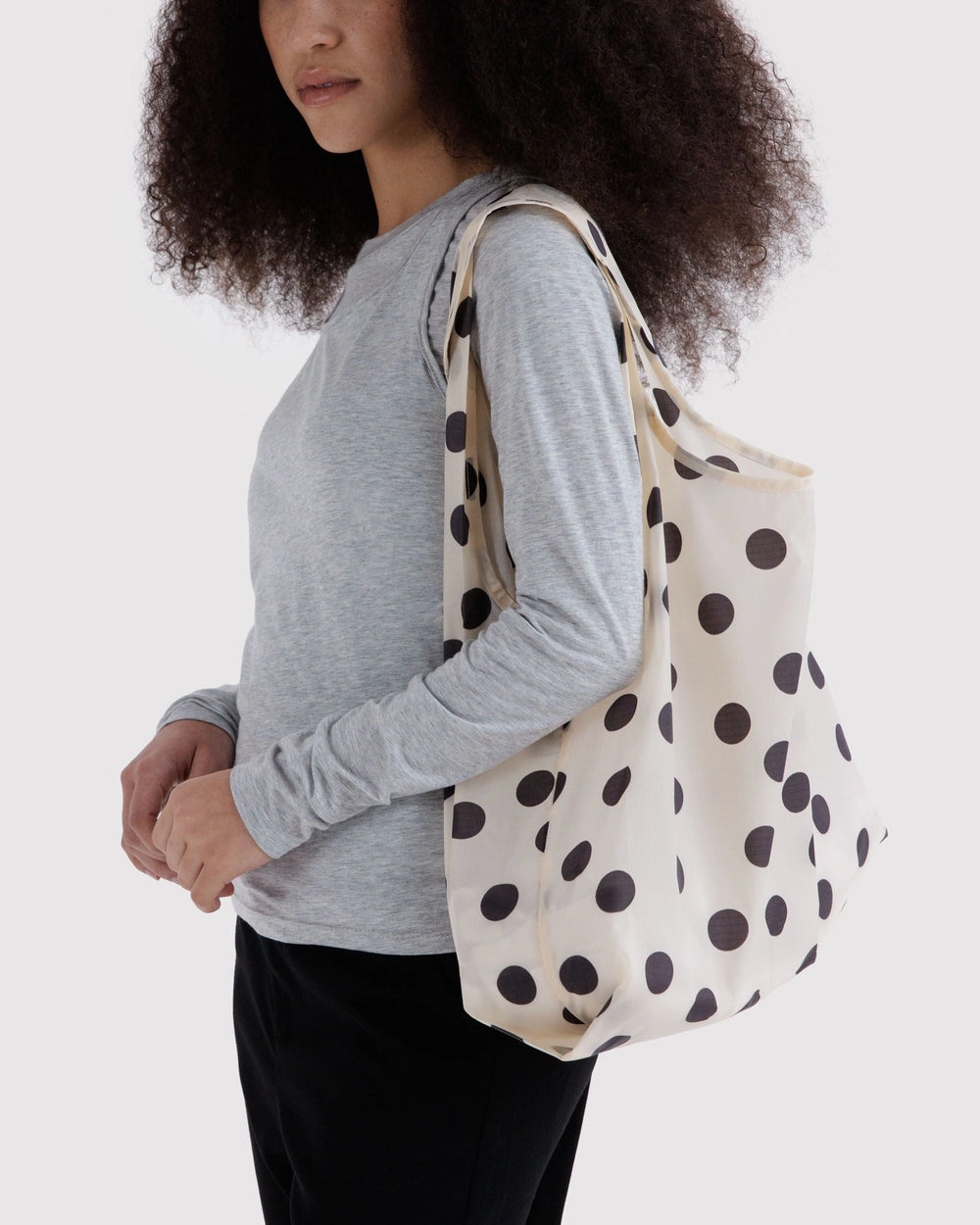 Baggu Torba za dućan - Cream Polka Dot - u ruci modela