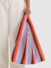 Baggu Torba za dućan - Gradient Stripe Poppy - u ruci modela