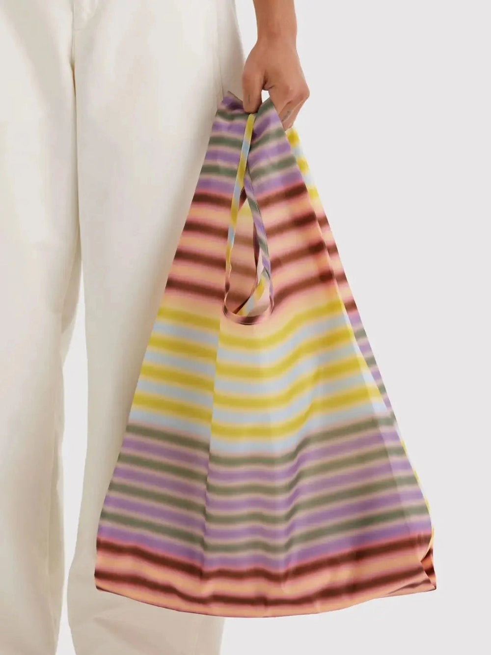 Baggu Torba za dućan - Gradient Stripe - u ruci modela