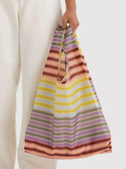 Baggu Torba za dućan - Gradient Stripe - u ruci modela