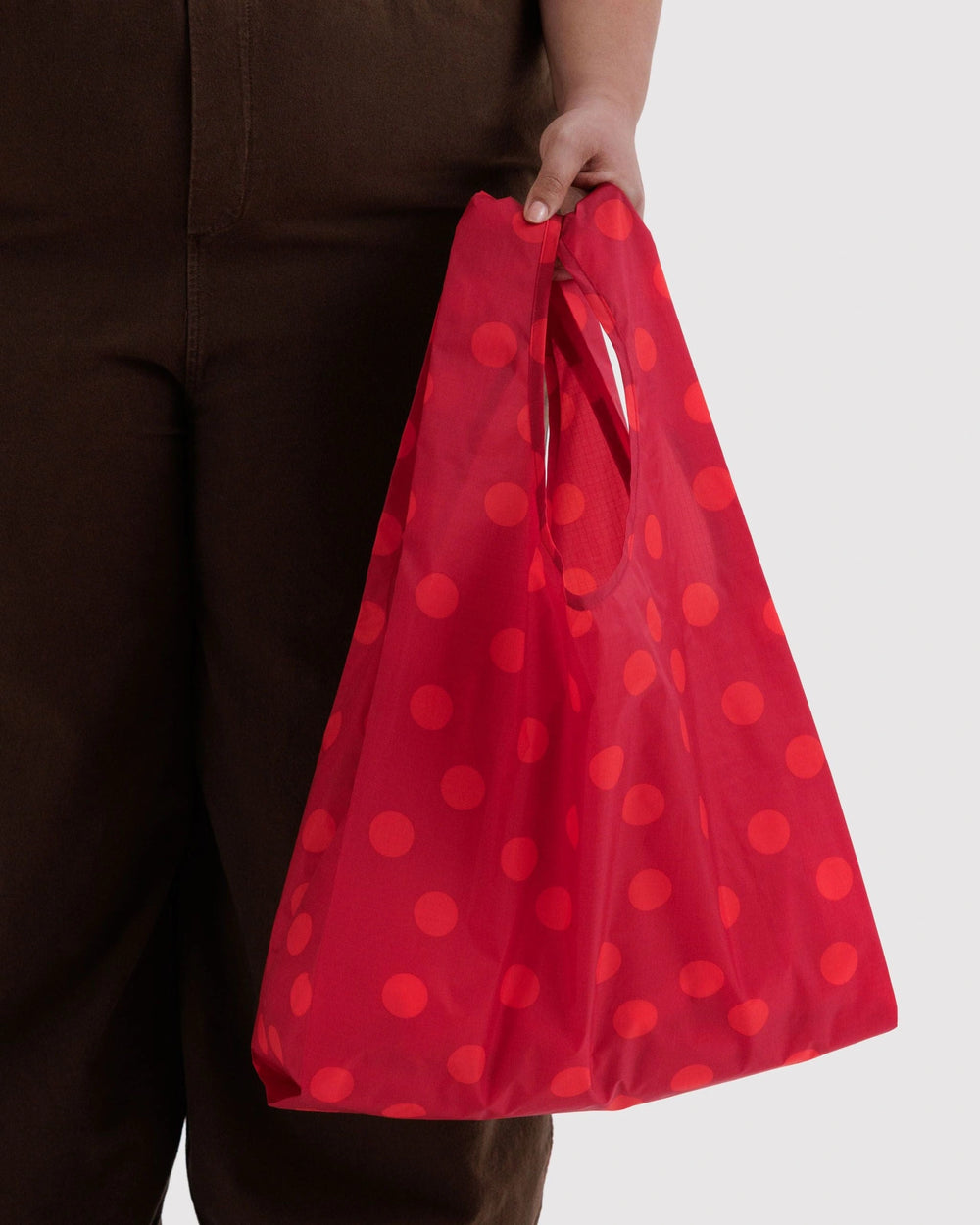 Baggu Torba za dućan - Red Polka Dot - u ruci modela
