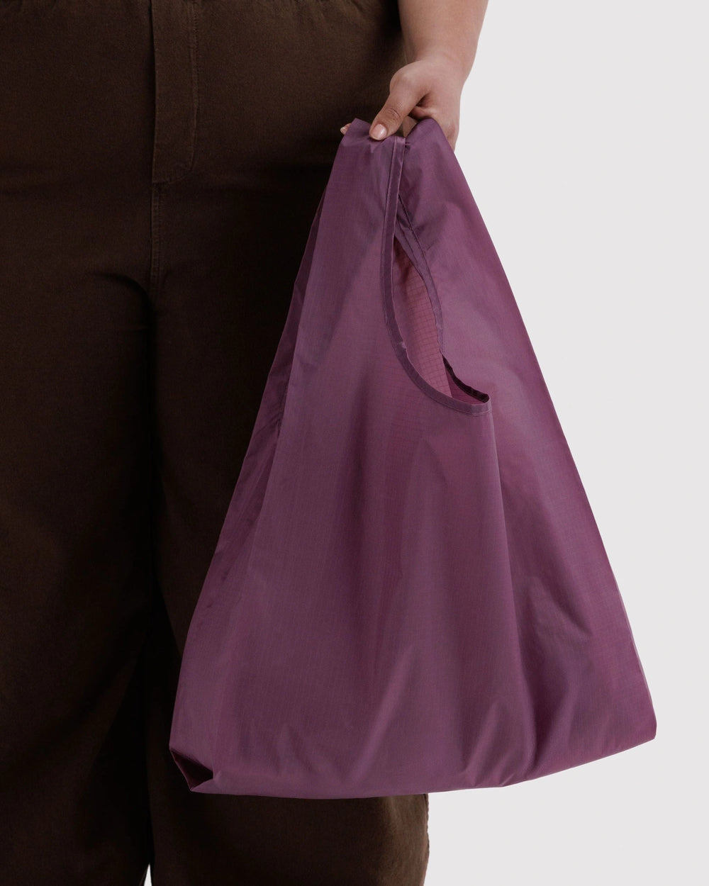 Baggu Torba za dućan - Wild Plum - u ruci modela