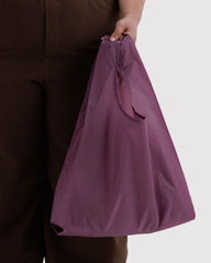 Baggu Torba za dućan - Wild Plum - u ruci modela