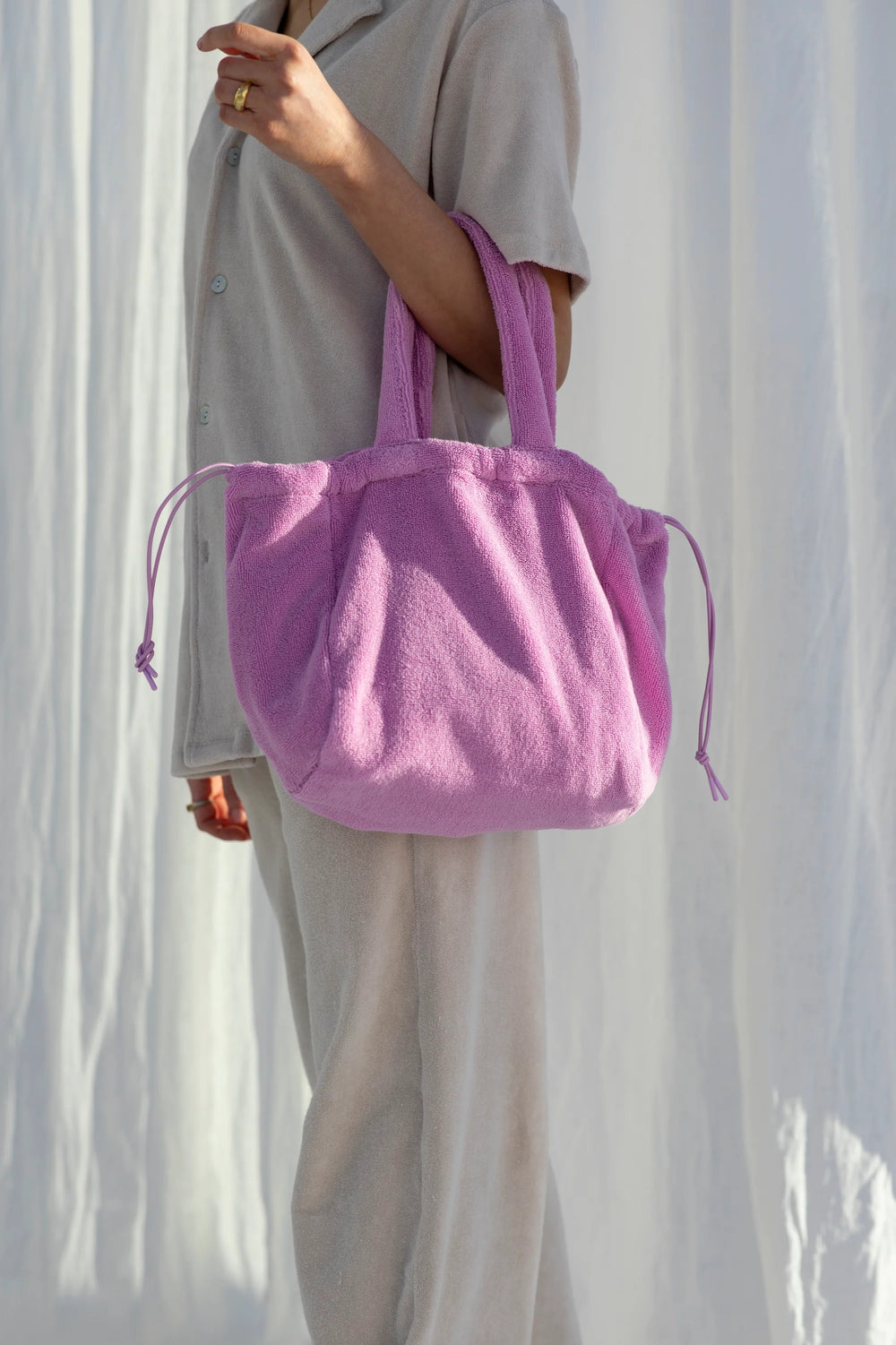 Bongusta Naram Mala Torba Soft Fuchsia na ruci modela