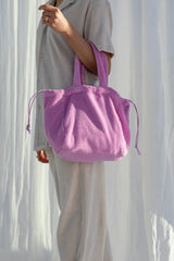 Bongusta Naram Mala Torba Soft Fuchsia na ruci modela