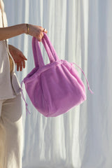 Bongusta Naram Mala Torba Soft Fuchsia u ruci modela