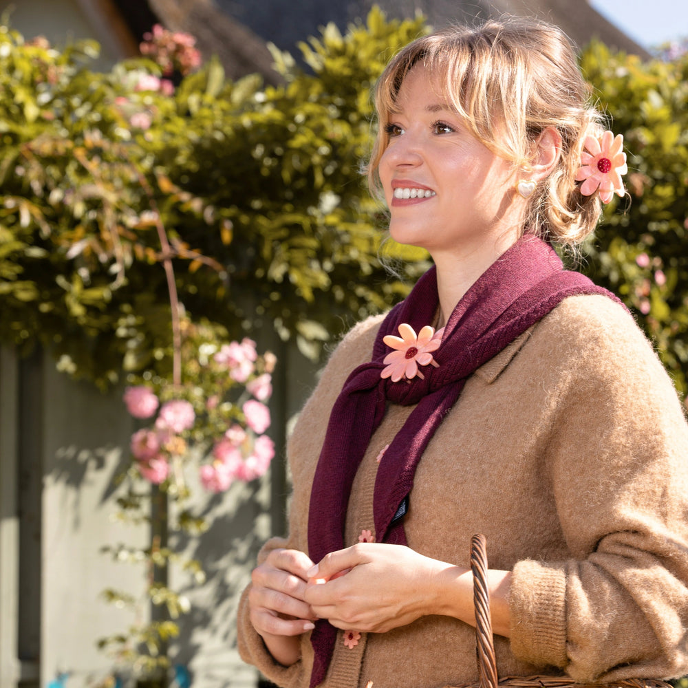 Coucou Suzette Kopča za kosu Pink Flower - na modelu, u ambijentu