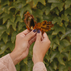 Coucou Suzette Ogledalo Leaf - u rukama modela u ambijentu