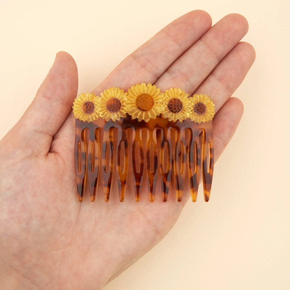 Coucou Suzette Set češljića za kosu Sunflower - 2 kom - na dlanu