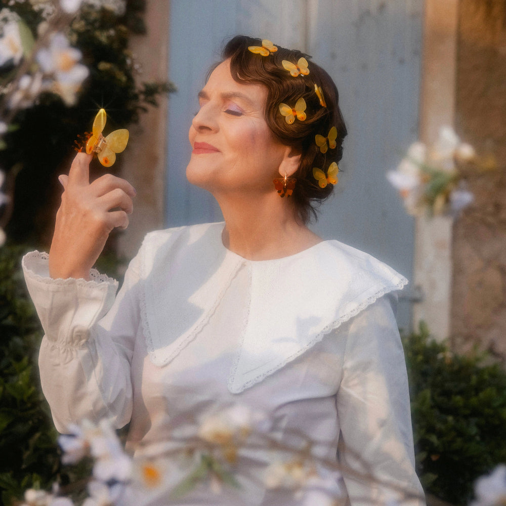 Coucou Suzette Španga za kosu Yellow Butterfly - na ženskom modelu