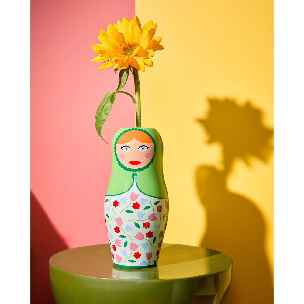 Fluid Market Keramička vaza Flower Doll u ambijentu na stolu i s cvijetom u njoj