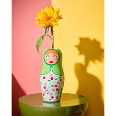 Fluid Market Keramička vaza Flower Doll u ambijentu na stolu i s cvijetom u njoj