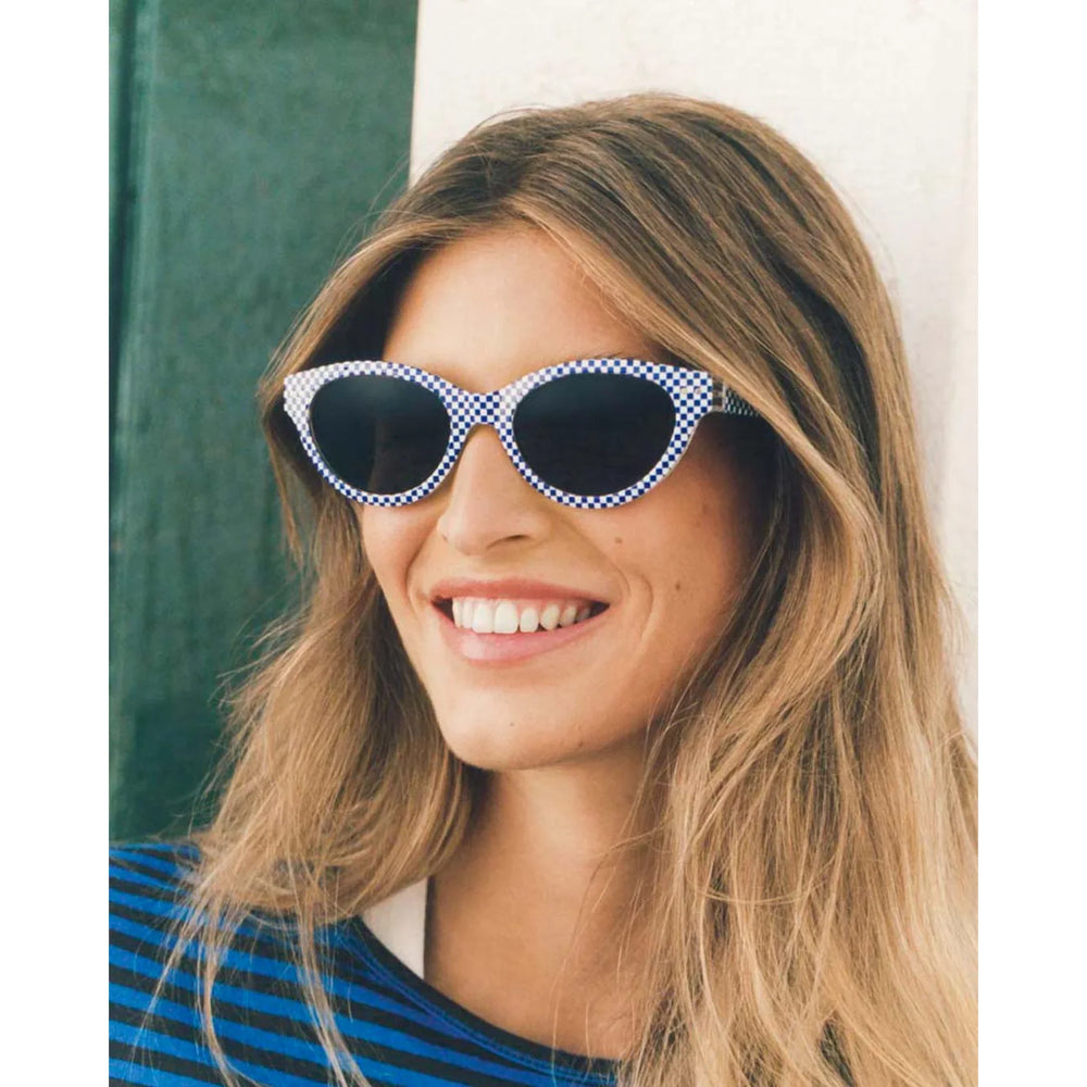 IZIPIZI #LUZ SUN Blue Riviera na ženskom modelu