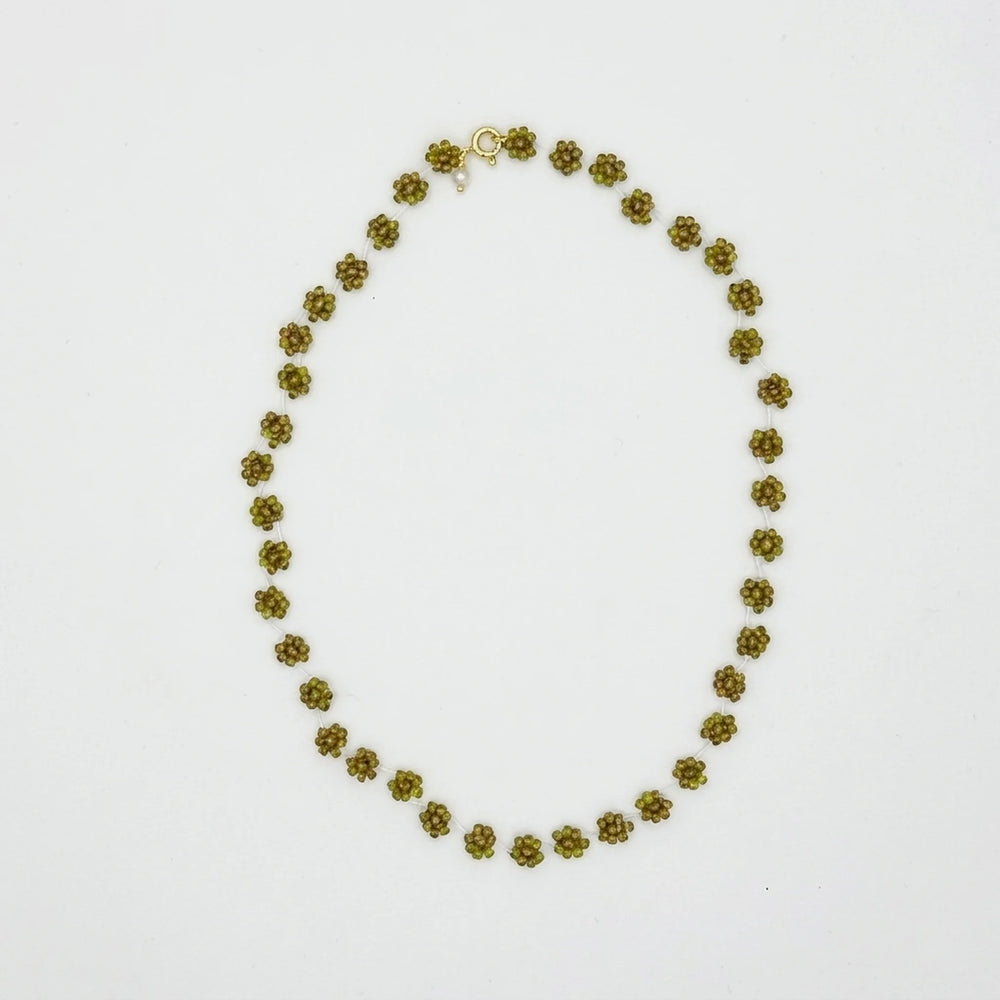 Labro Ogrlica Fiori - Olive grey background