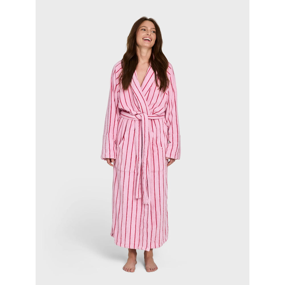 Bongusta Pamučni Kućni ogrtač - Baby Pink & Ski Patrol na ženskom modelu