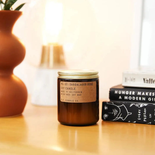 P.F. Candle Co. Mirisna svijeća Sandalwood Rose (210 g)