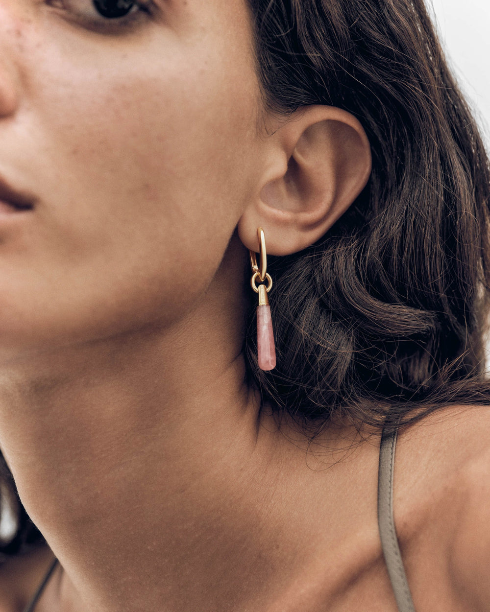 PDPAOLA Jupiter Naušnica Rhodochrosite - na uhu modela