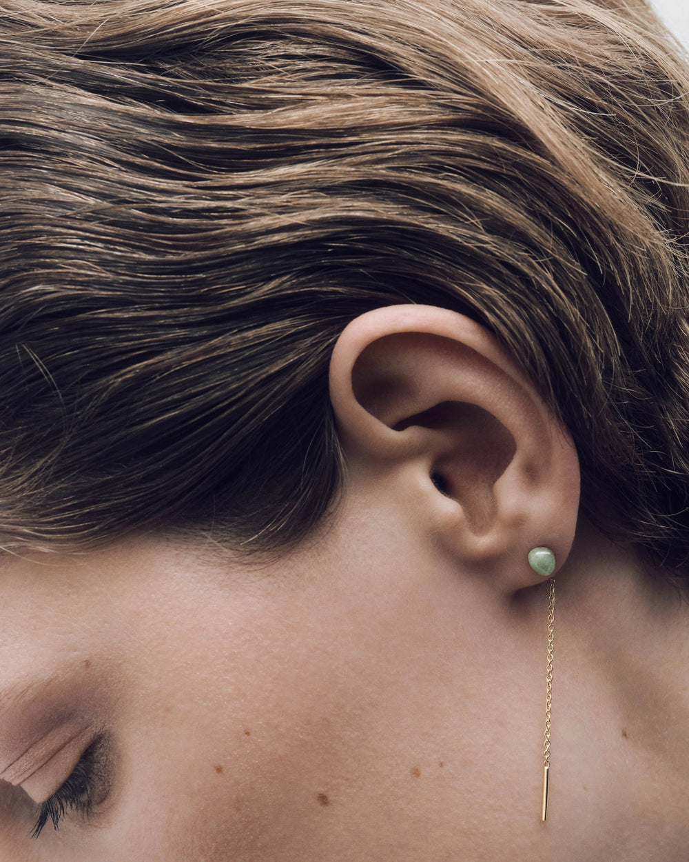 PDPAOLA Naušnice Lyra - Green aventurine - na uhu modela