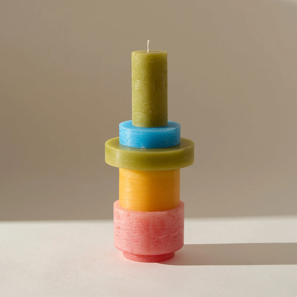 Svijeća Stack 03 Pink & Yellow na bež pozadini s dugom sjenom