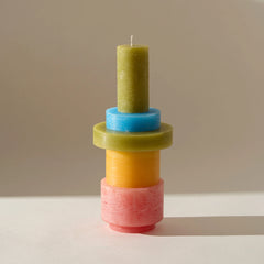 Svijeća Stack 03 Pink & Yellow na bež pozadini s dugom sjenom